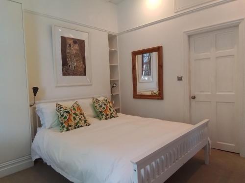 Holland House Room Type - Deluxe Apartment