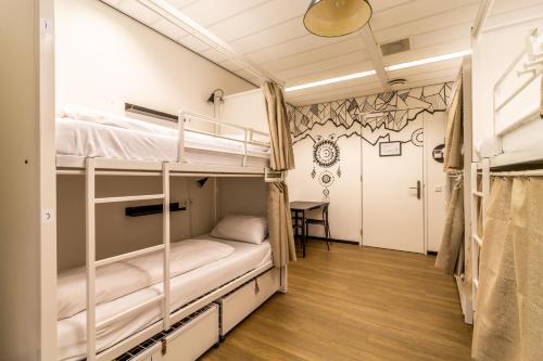 Hostelle - women only hostel Amsterdam – Amsterdam, NY