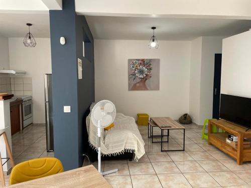jaettu olohuone/TV alue, La Caïmite - Appartement convivial (La Caimite - Appartement convivial) in Schœlcher