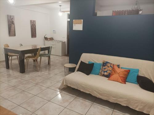 jaettu olohuone/TV alue, La Caïmite - Appartement convivial (La Caimite - Appartement convivial) in Schœlcher