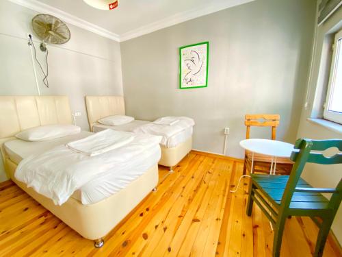 room detail thumbnail 2