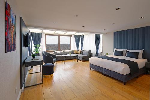 Moss Suites Hotel Room Type - Deluxe Queen Suite