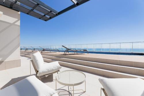 Apartamentos con terraza frente al mar by Color Flats