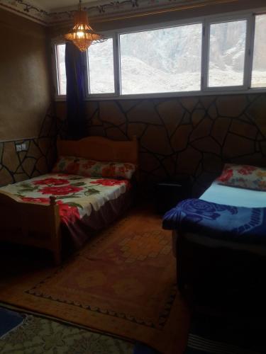 1 double bed, 2 twin beds