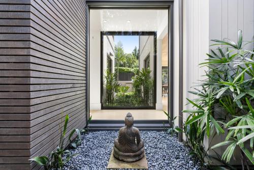 Modern Architectural Oasis in Menlo Park Modern Architectural Oasis in Menlo Park