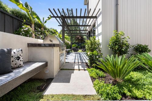 Modern Architectural Oasis in Menlo Park Modern Architectural Oasis in Menlo Park