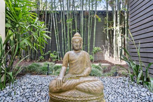 Modern Architectural Oasis in Menlo Park Modern Architectural Oasis in Menlo Park