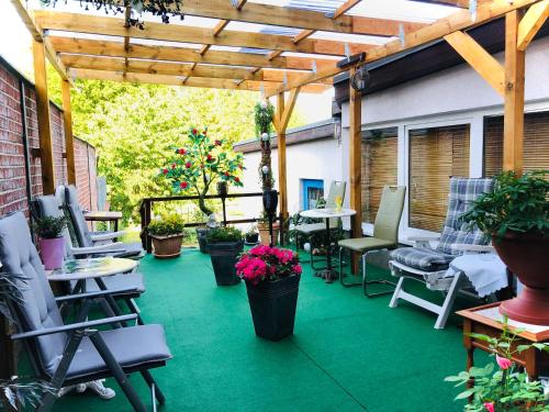 陽台/露台, Just Pension & Bar in 加德布施