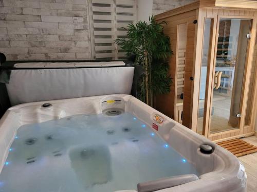 Hot tub, Une petite maison seulement pour 2 in Chenerailles