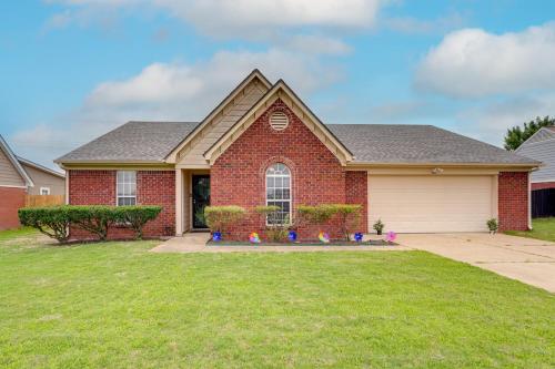 Horn Lake Home with Yard - 8 Mi to Graceland!