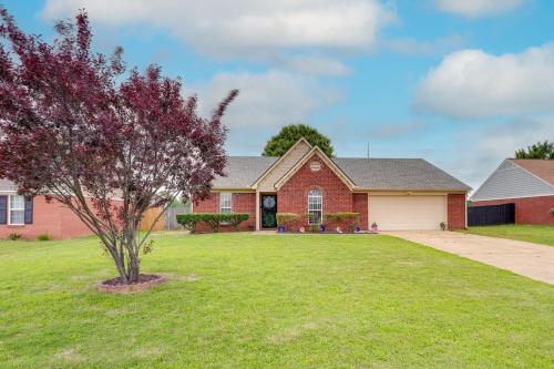 Horn Lake Home with Yard - 8 Mi to Graceland!