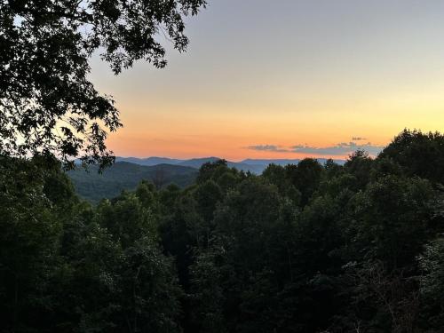 Quiet, Mountain View Escape with 40+ private acres - 3 mi from downtown Saluda in Saluda, USA