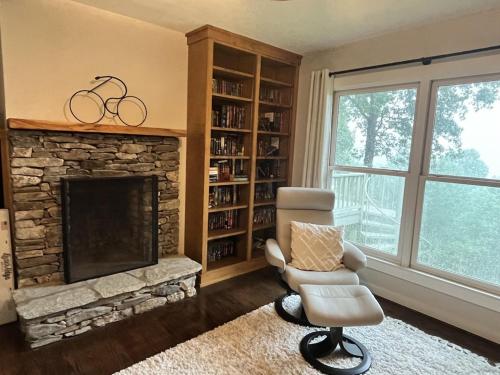 Quiet, Mountain View Escape with 40+ private acres - 3 mi from downtown Saluda in Saluda, USA