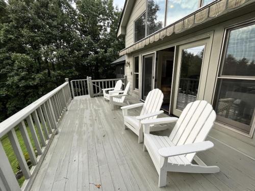 Quiet, Mountain View Escape with 40+ private acres - 3 mi from downtown Saluda in Saluda, USA