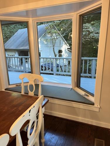 Quiet, Mountain View Escape with 40+ private acres - 3 mi from downtown Saluda in Saluda, USA