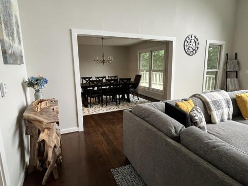 Quiet, Mountain View Escape with 40+ private acres - 3 mi from downtown Saluda in Saluda, USA