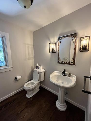 Quiet, Mountain View Escape with 40+ private acres - 3 mi from downtown Saluda in Saluda, USA