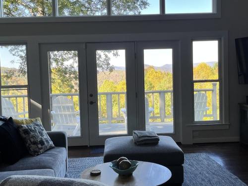 Quiet, Mountain View Escape with 40+ private acres - 3 mi from downtown Saluda in Saluda, USA