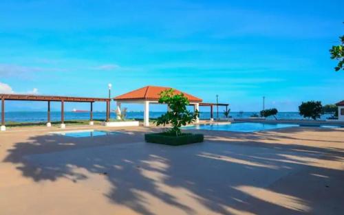 전망, Impeccable 2-BR Apartment-Ornella Villa at Bayfront Villa in 포트모어