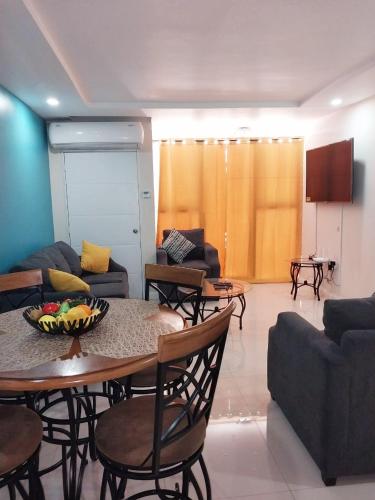 Impeccable 2-BR Apartment-Ornella Villa at Bayfront Villa in 포트모어
