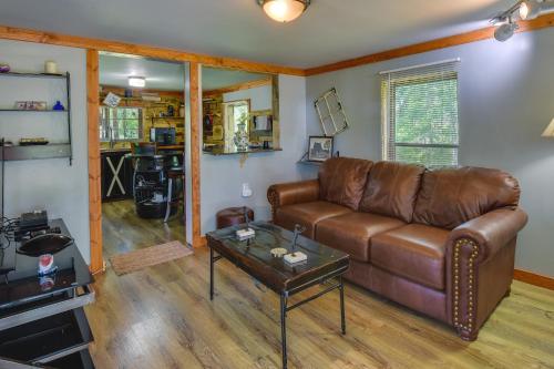 Cozy Cabin Near Lake Hartwell and Clemson University in Anderson, USA