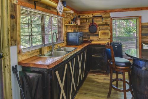 Cozy Cabin Near Lake Hartwell and Clemson University in Anderson, USA