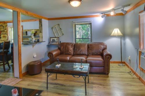 Cozy Cabin Near Lake Hartwell and Clemson University in Anderson, USA