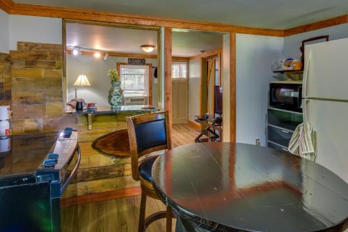 Cozy Cabin Near Lake Hartwell and Clemson University in Anderson, USA