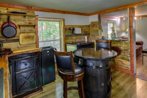 Cozy Cabin Near Lake Hartwell and Clemson University in Anderson, USA