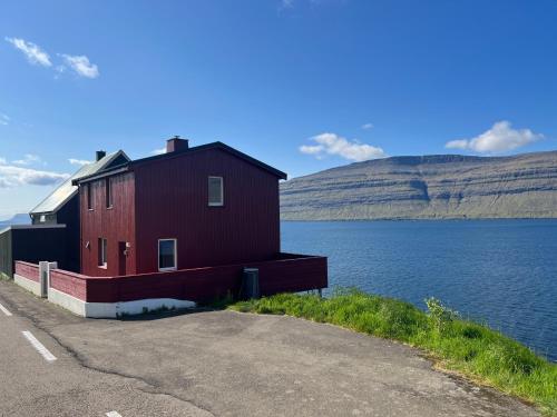 Θέα, The Cozy red house with Amazing sea view in Hósvík