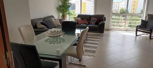 Residential apartment with 3 bedrooms, elevator, and plenty of natural light, close to Lisbon