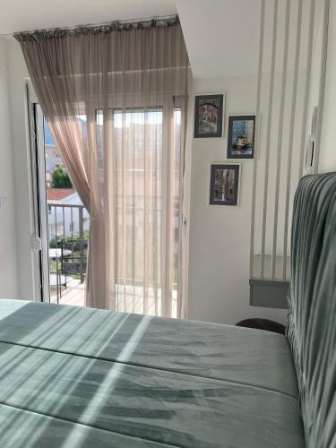 One-Bedroom Apartment image 6