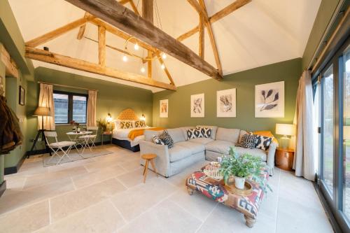 Spinney - a unique open plan barn, with private garden - Hotel - Evesham