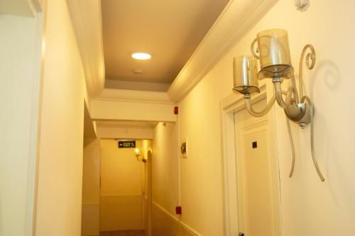 Deluxe Room image 4