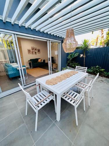 B&B Brisbane - Unit 1 - Manly Boutique Apartments - Bed and Breakfast Brisbane