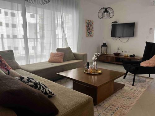 New apt with a big balcony at karmei gat in 키리아트 가트