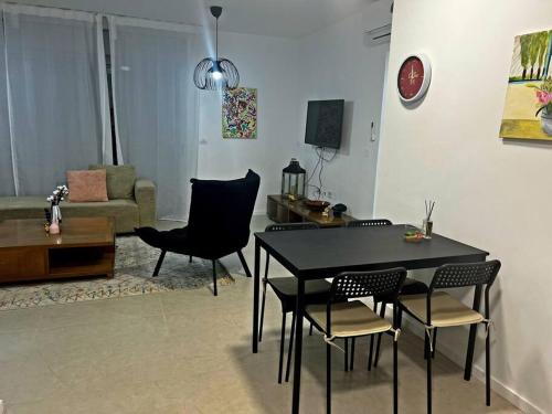 New apt with a big balcony at karmei gat in 키리아트 가트