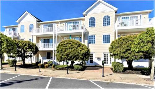 Family Friendly Beach Block Ocean View 3 BR, 2 BA, Condo near Wildwood Crest and Convention Center