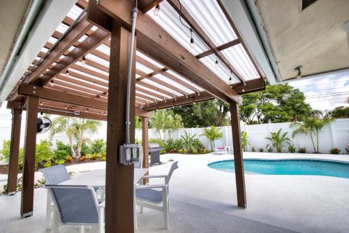Tropical Oasis Heated Pool Hot Tub Near Siesta Key - image 3