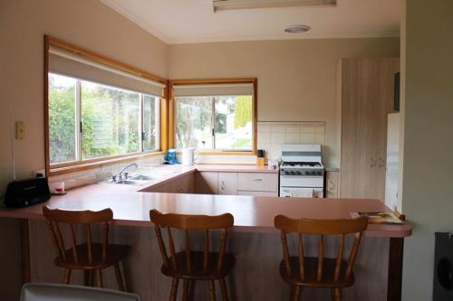 Family Holiday House with Open Plan Living - image 2