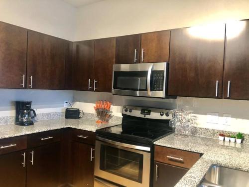 KING Suite + 2 Queen Bed - Heart of Downtown in Columbus, USA