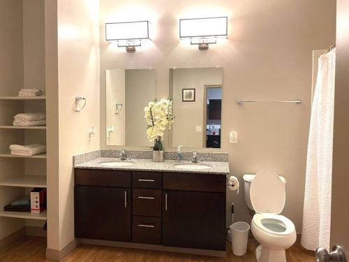 KING Suite + 2 Queen Bed - Heart of Downtown in Columbus, USA