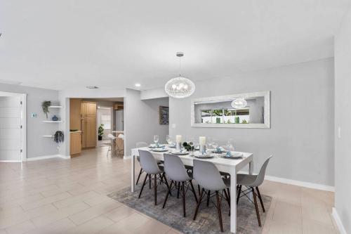Delray Beach 4 Bedroom Stylish Pool Home in Delray Beach, USA