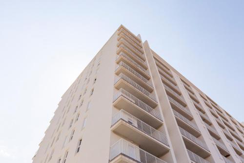 Apartamentos con terraza frente al mar by Color Flats