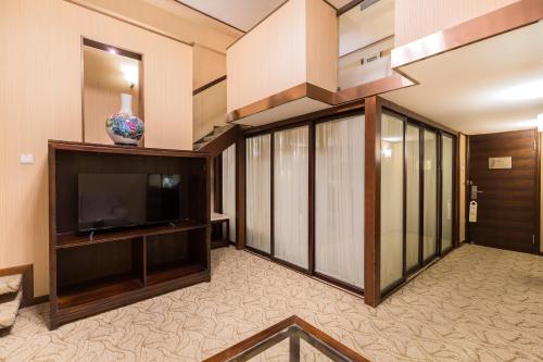 Beijing Jinlong Hotspring Hotel in Jianguomen & Railway Station
