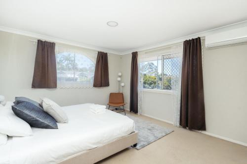 Spacious newly redecorated 5BD Family Home