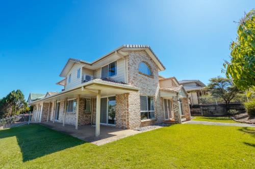 Spacious newly redecorated 5BD Family Home