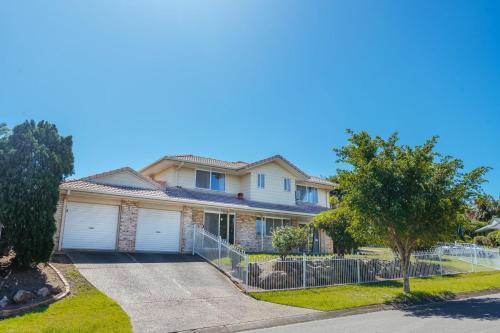 Spacious newly redecorated 5BD Family Home