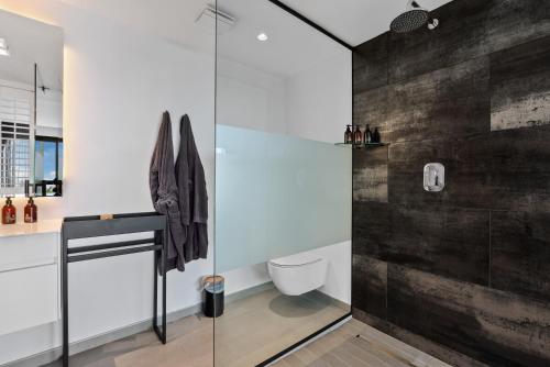 Bad, Atholl House near Abseil Africa