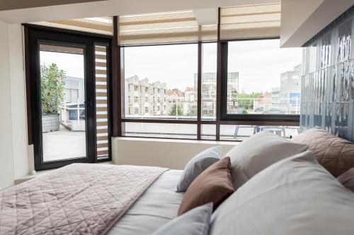 1 queen bed, 1 sofa bed